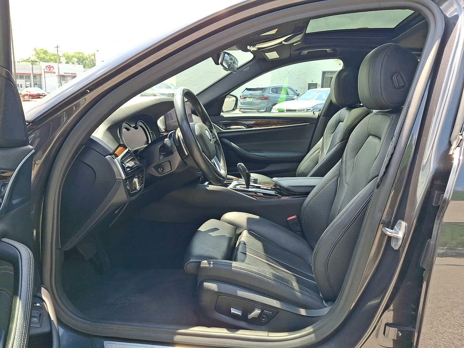 2019 BMW 5 Series 530e - Photo 13